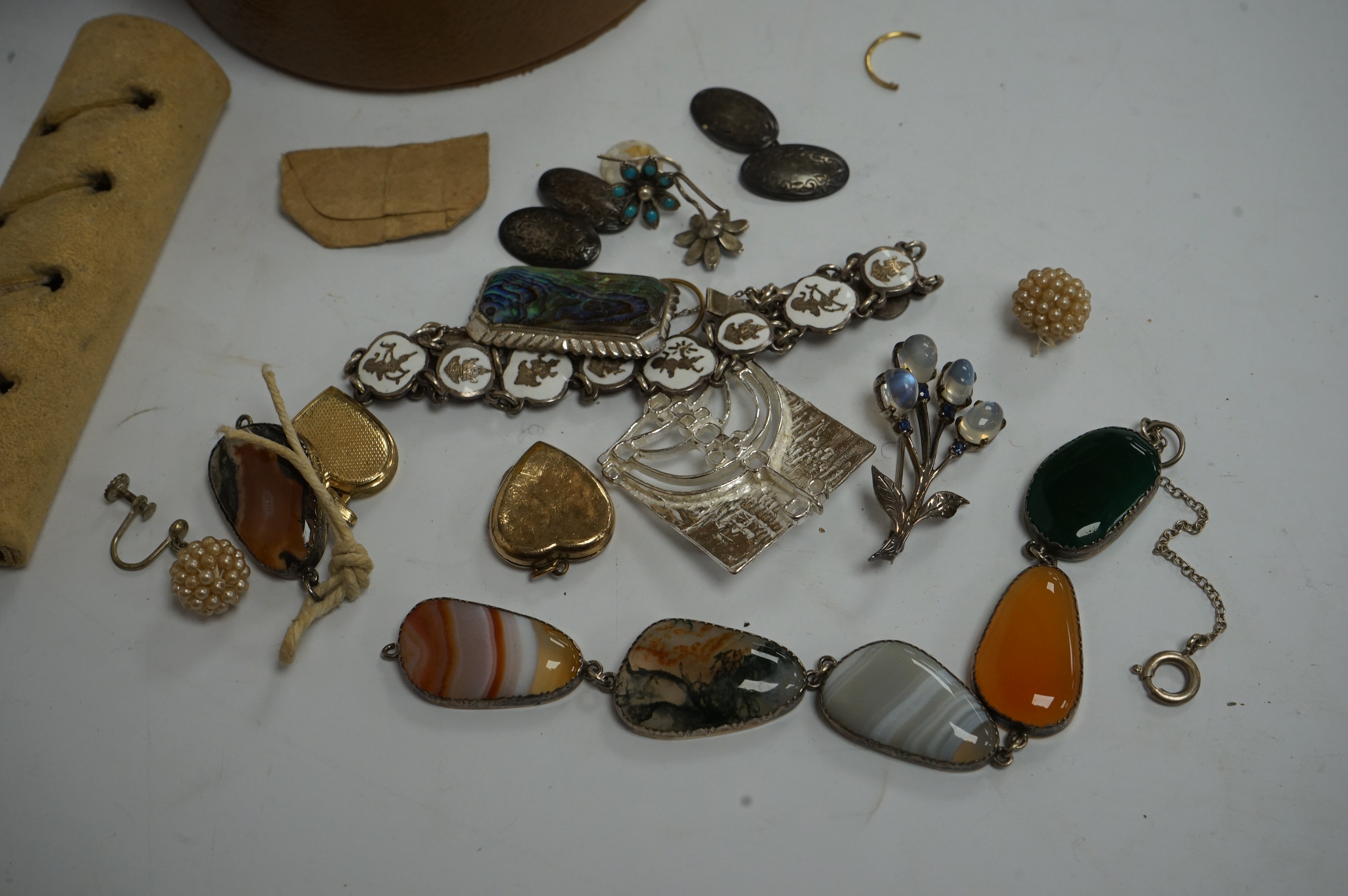 A small quantity of assorted jewellery, including a hardstone bracelet, two rolled gold heart lockets, a pair of silver cufflinks, a moon stone cluster brooch and Siamese sterling and enamel bracelet. Condition - poor to